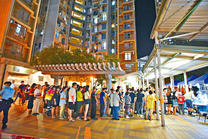 东涌逸东二邨美逸楼的居民，昨晚排队接受强检。