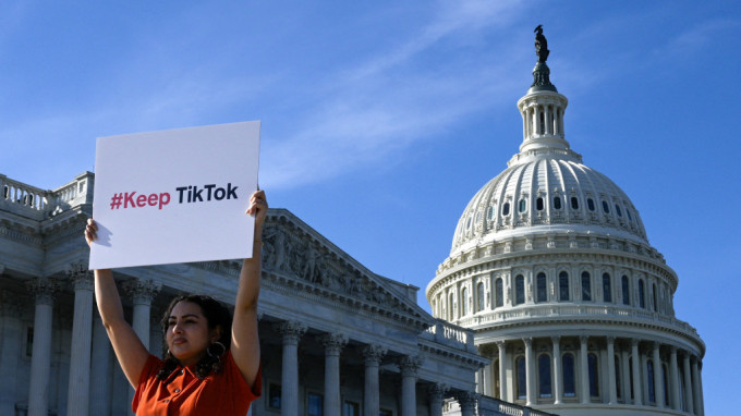 美国民众在国会外抗议封杀TikTok。　路透社