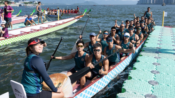 香港海關龍舟隊派出逾20位成員參加「2023年警察龍舟會慈善龍舟賽」的紀律部隊精英公開賽。海關FB圖片