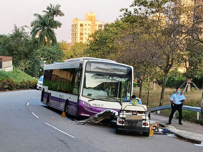 一輛愉景灣巴士與高爾夫球車發生相撞。fb「香港突發事故報料區」圖片