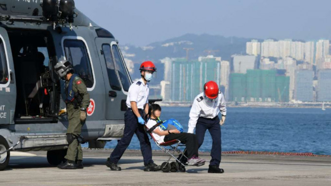 女子由直升机送院治理。