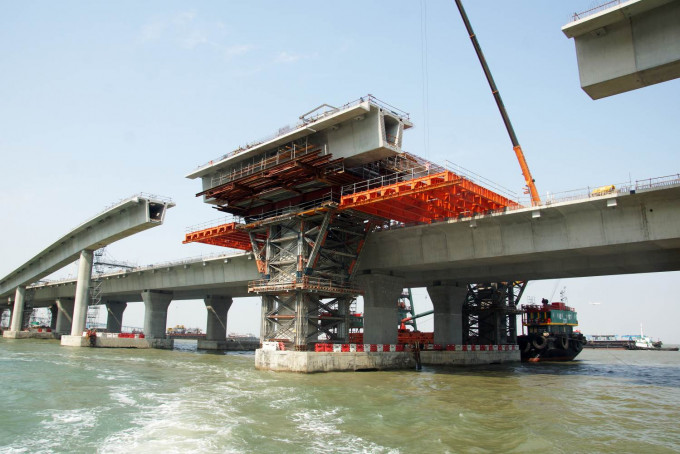 港珠澳大橋工程中，外判試驗所涉嫌在混凝土磚測試報告中造假。