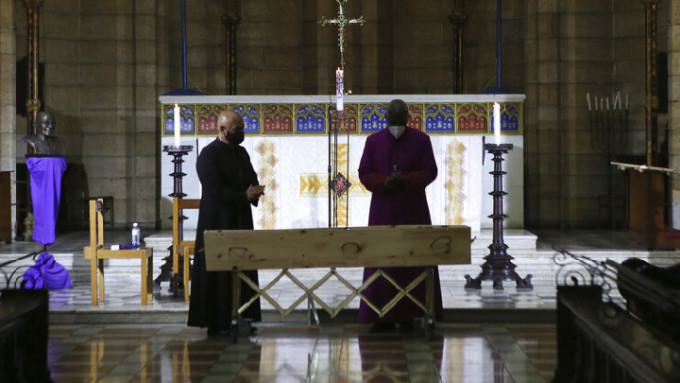 屠圖的遺體被移送到開普敦的聖喬治大教堂，讓公眾瞻仰遺容。（美聯社）