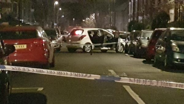 伦敦有一名男子当街向一名女子和她一对年幼子女投掷腐蚀性物质，导致9人受伤。图翻摄自X