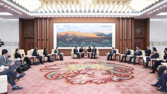 國務院副總理、中美經貿中方牽頭人何立峰在北京會見中美金融工作組美方代表團。 新華社