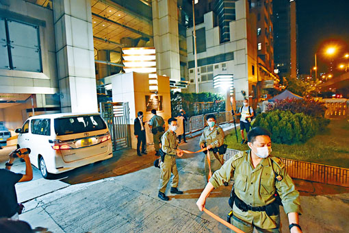 ■晚上有團體到中聯辦抗議，警員在場戒備。