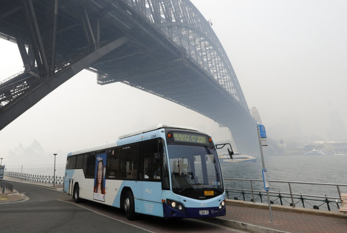 澳洲雪梨遭烟雾笼罩。AP图片