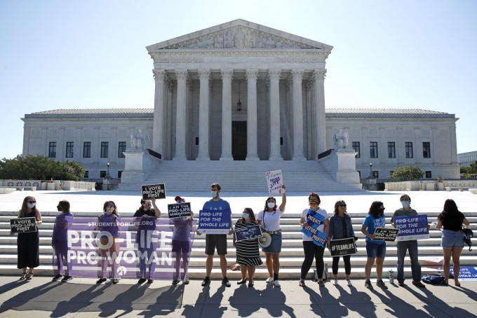 反堕胎人士在最高法院等待判决。 AP