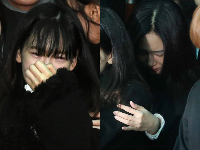 泰妍激動痛哭(左)，Yuri從後攬著泰妍安慰她。