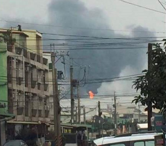 有網民提到，停電造成工業區一堆工廠排出大量黑煙。網圖
