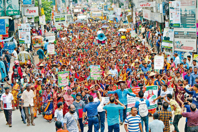 孟加拉茶園工人示威要求加薪。
