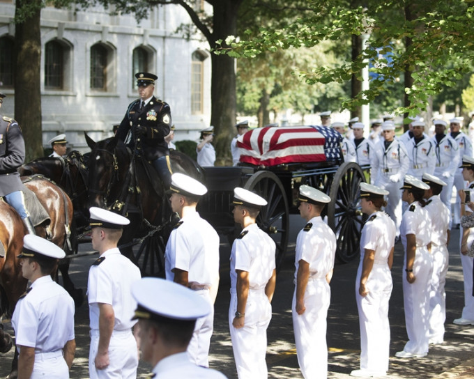 麦凯恩的家人在海军学院的教堂举行私人葬礼。AP