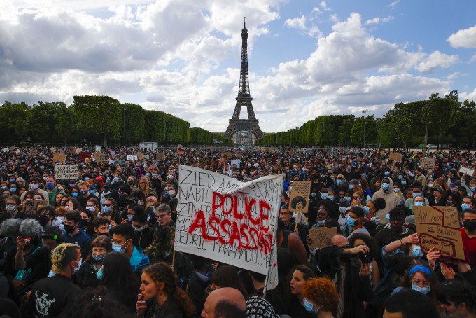 法國民眾示威抗議警方不當行為及種族歧視。 AP
