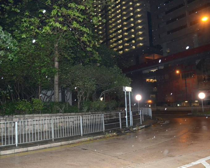 凌晨2时多，黄大仙下邨龙泰楼对开咸水管爆裂。