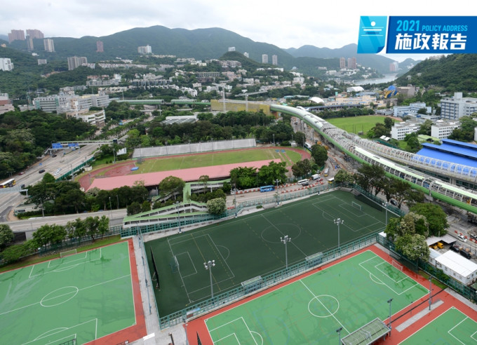 香港仔运动场现时座位约有7000至8000个。