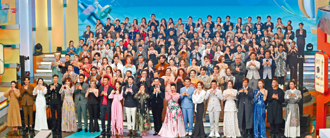 ■200艺员齐撑《节目巡礼》，周嘉洛（前排右1）与一綫小生花旦同站第一排。