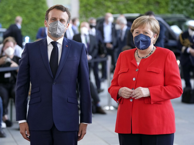 默克尔和马克龙同呼吁欧盟国家要谨慎防范新冠变种病毒。AP