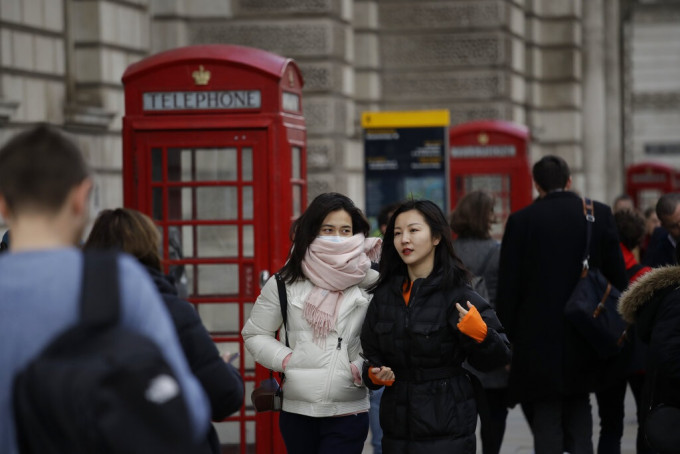 英国伦敦街头民众佩戴口罩。AP图片