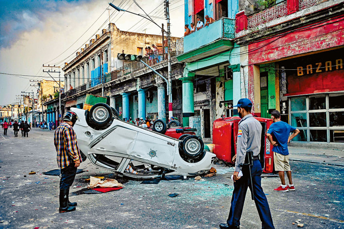哈瓦那有警车在反政府示威中被推翻。