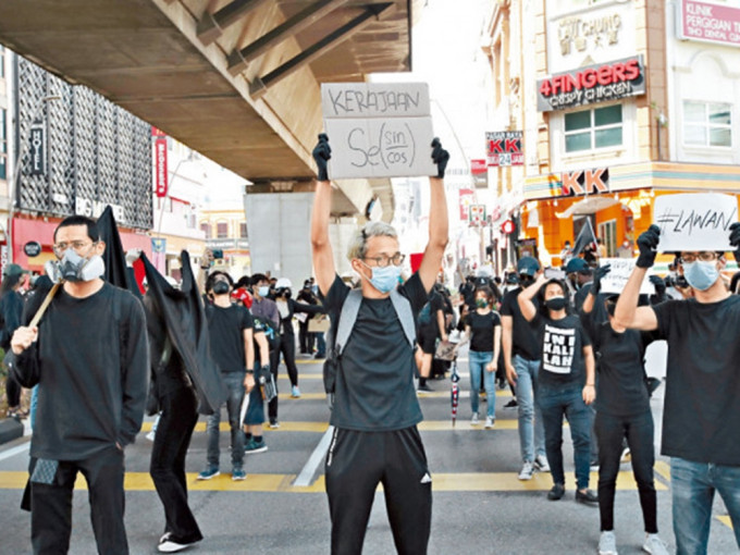 马来西亚民众无视不得群聚的防疫禁令，发动反政府示威。AP相片