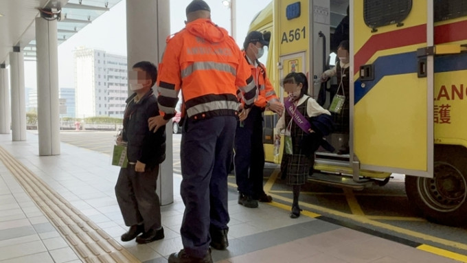 不適的小學生由救護車送院。林思明攝