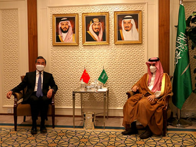 王毅與沙特外交大臣費薩爾會談。外交部圖片