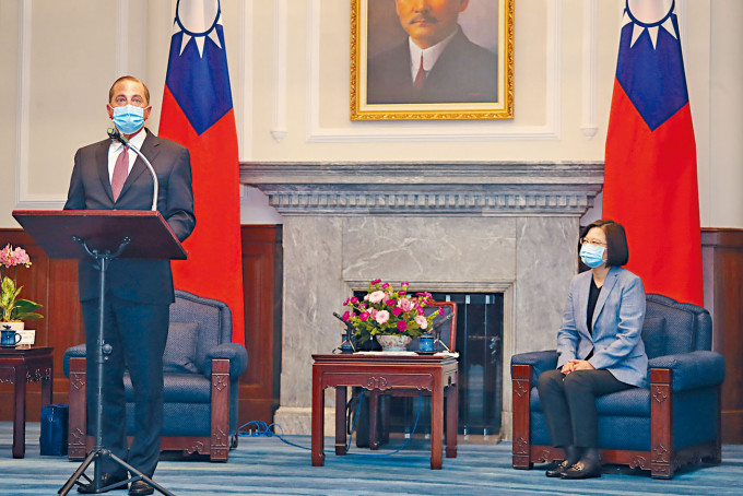 美国衞生部长（左）阿扎尔昨天在台北会见蔡英文并致辞。