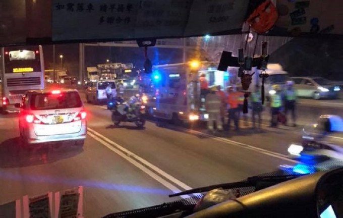 屯门公路电单车与客货车相撞。网民‎Calvin Lo‎ 图片