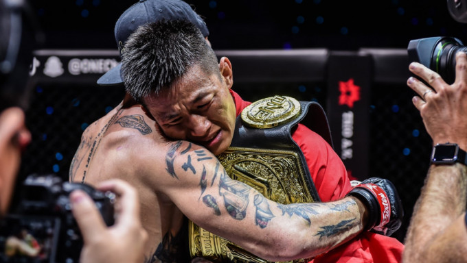 唐凯成为中国首位综合格斗世界冠军。onefc图片