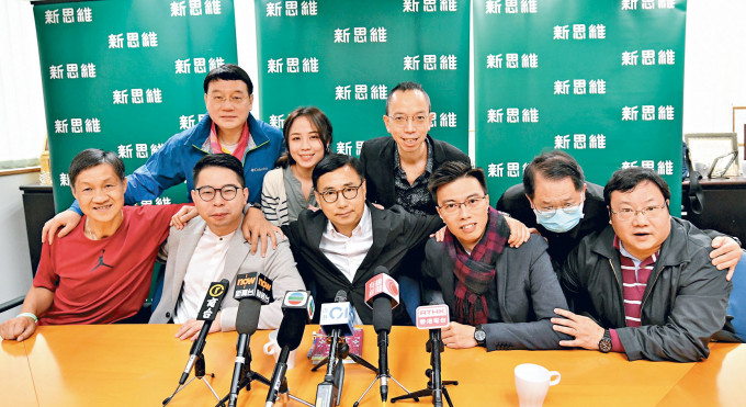 ■新思维会员大会通过授权主席狄志远（左三）、副主席黄俊琅（左二）和崔定邦（右三）出选下届立法会。