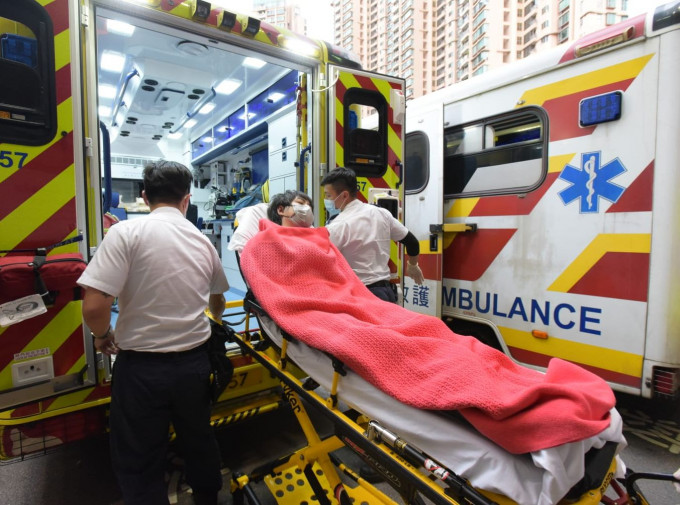 受伤工友由救护车送院治理。