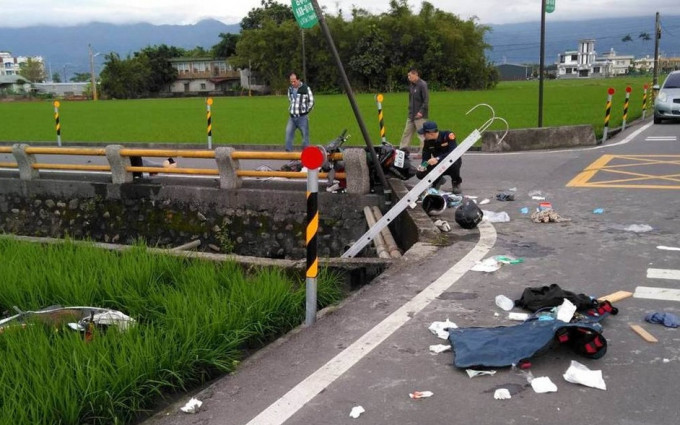 台灣一宗電單車車禍造成2死3傷。網圖