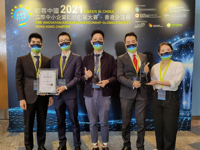 创冷科技代表朱毅豪（中）华港龙生物科技代表伍子龙（右二）与团队成员分别夺得冠军及季军。城大图片