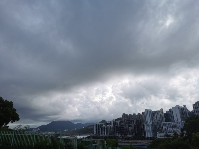 本港今日大致多云，局部地区仍有雷暴。