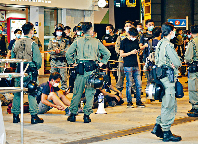 ■在元朗非法游行的区议员及示威者被警员截查。