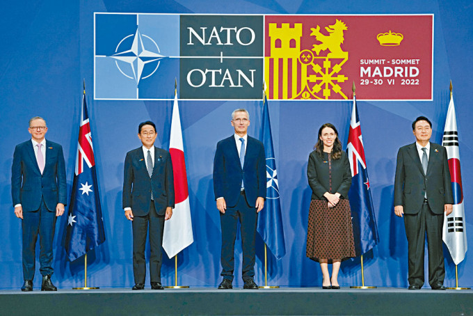 南韓總統尹錫悅（右）、日揆岸田文雄（左二）與澳紐等領袖，周三於北約峰會上合照。