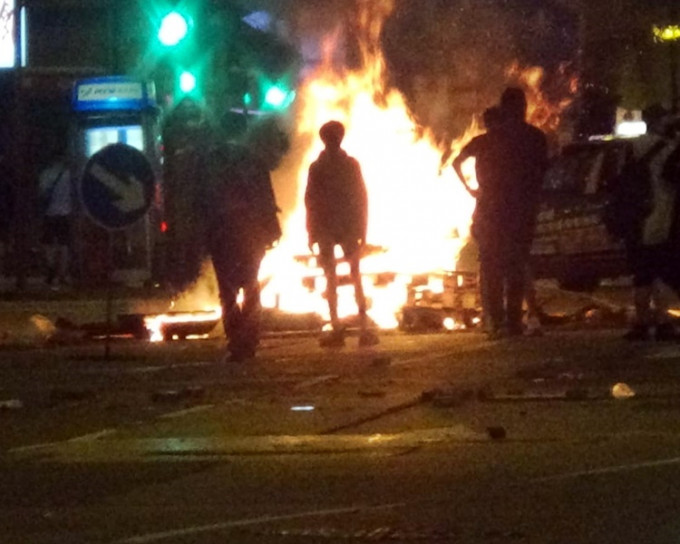 示威者在旺角多番纵火。