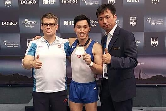 教练塞治(左)、石伟雄及国际体操裁判袁家强。 资料图片