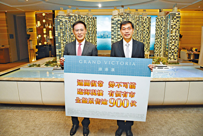 信和田兆源（左）表示，維港滙II推出117伙於周六起發售。旁為會德豐地產黃光耀。