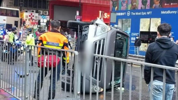 客货车失控撞向路中铁栏后翻侧。香港突发事故报料区 网民：Bosco Chu