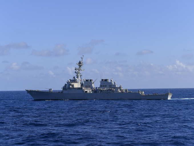 美軍伯克級導彈驅逐艦「米利厄斯」號通過台灣海峽。