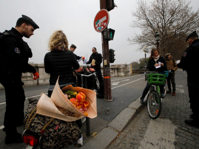 巴黎将出动更多警力监查行人。AP