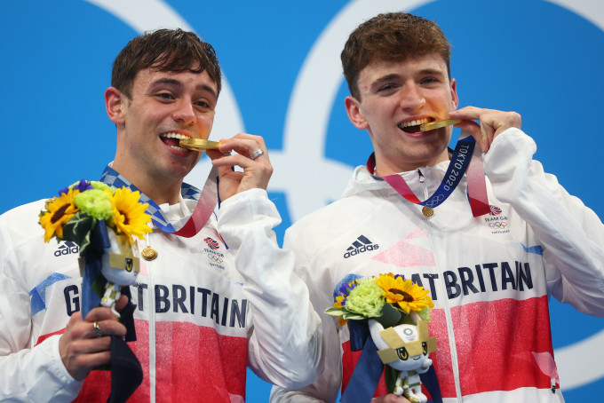 戴利（左）第四次出战奥运，今次夥拍马迪李尔，终于成功在男子双人十米台一圆金牌梦。Reuters