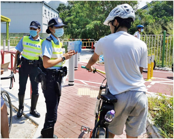 警方呼吁踏单车人士遵守交通规例。「香港警察」fb资料图片