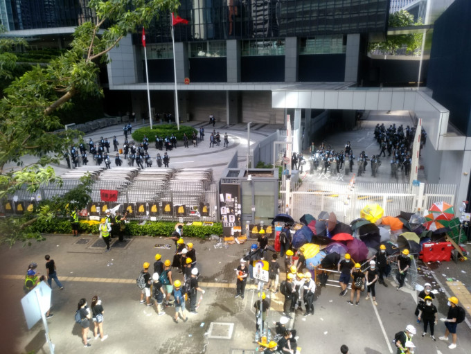 示威者堵塞政總入口。
