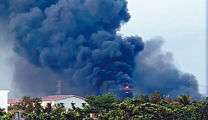 仰光的萊達雅工廠冒出黑煙。