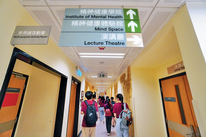 暑假期間，劉曉霖帶領中學生參觀青山醫院的「精神健康體驗館」。