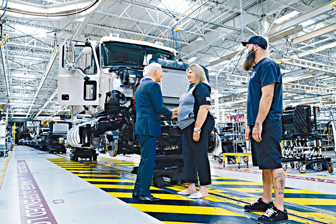 ■拜登周三在賓夕凡尼亞州馬可基市Mack Trucks車廠視察。