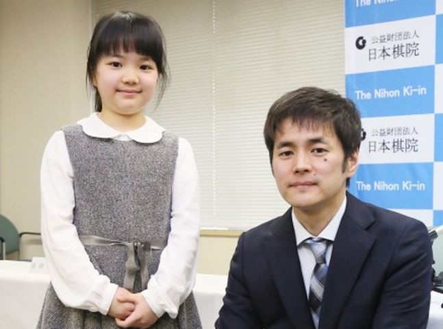 被日媒誉为围棋界天才少女的日本业馀棋士仲邑堇(左)，将创下日本棋院最年轻职业棋士纪录。网图