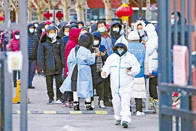 北京市民冒严寒排队作核酸检测。 